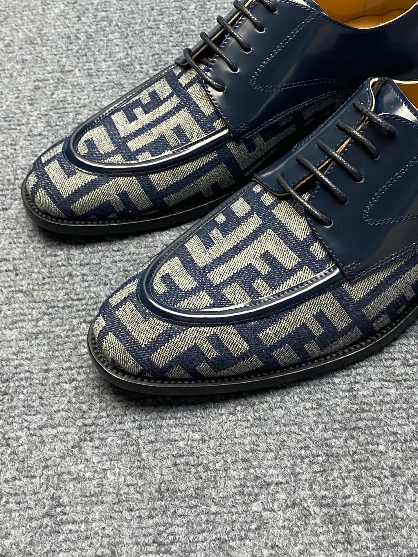Factory price 960FENDI Fendi men's breathable and comfortable leather shoes. Original development. The leather outsole is made of leather. Counters copy one to one. Imported counter cowhide. Imported water dyes cattle. 38 to 44. (45.46. can be ordered. 47.